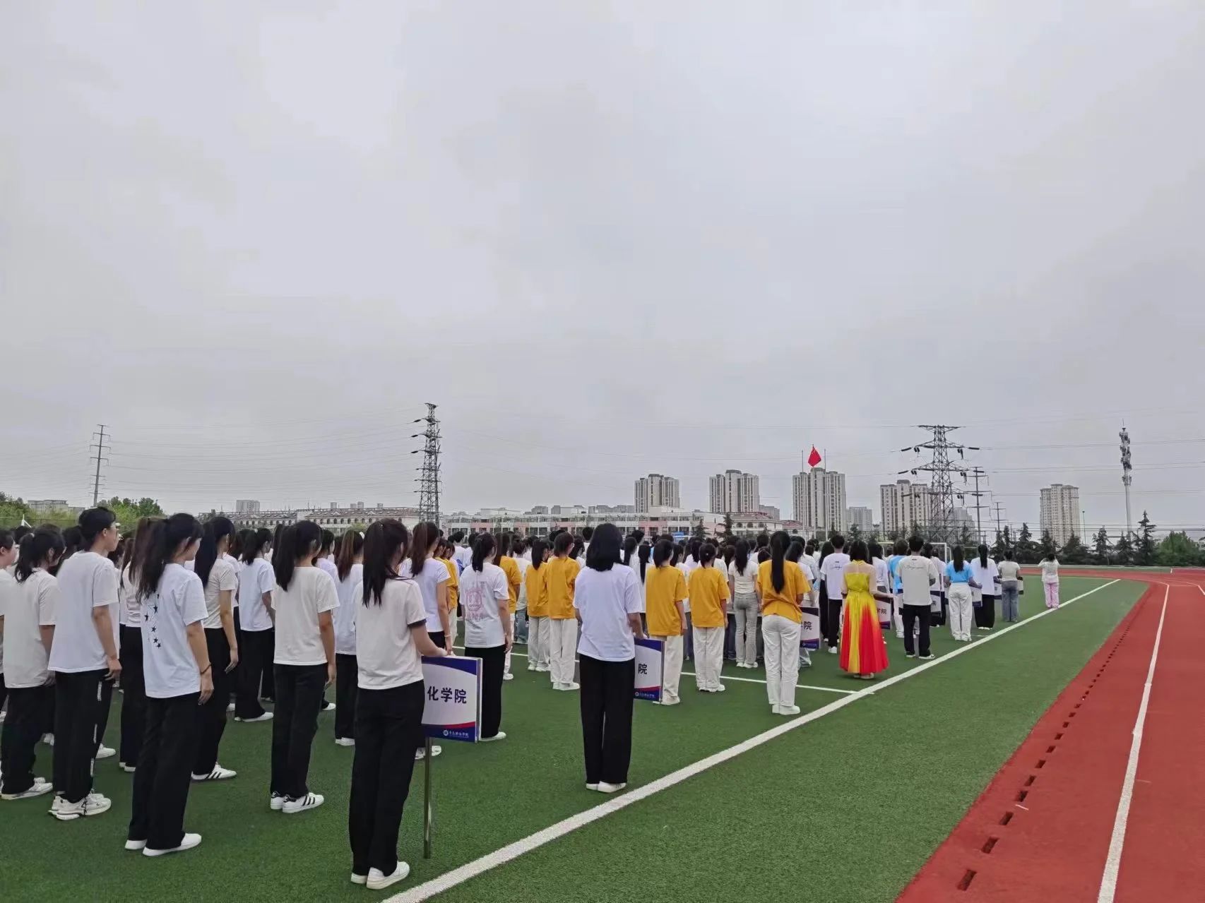 包含大赛决赛前的热身赛：全队精神饱满迎接挑战的词条