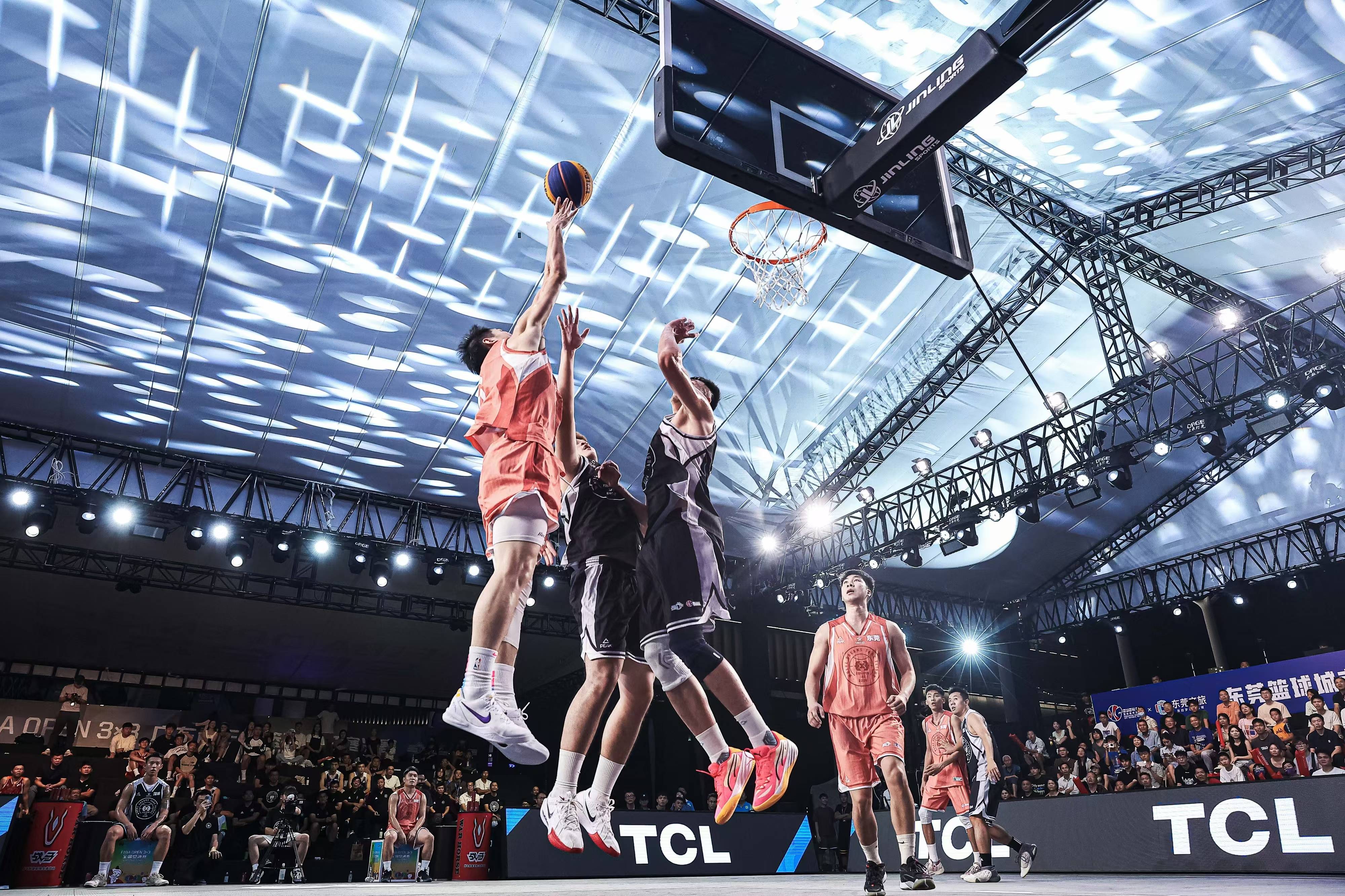 篮球比赛中球队的实力展现得淋漓尽致的简单介绍