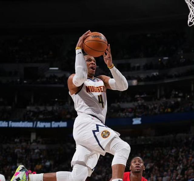 威少绝杀时刻，浓眉哥点燃赛场，球队未来可期迎来胜利！